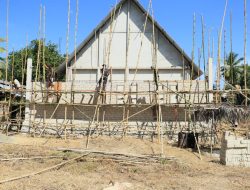 Di Bawah Terik Matahari, Satgas TMMD dan Warga Kompak Bangun Pastori Gereja