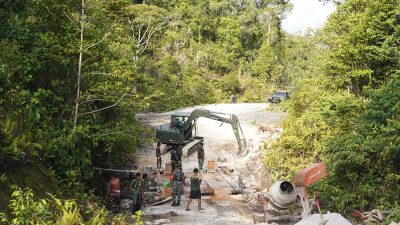 Dansatgas TMMD Ke-129 Tinjau Langsung Rehab Jembatan di Kampung Sesor, Pastikan Pembangunan Tepat Sasaran dan Berkualitas 6