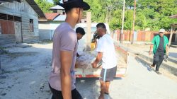 Percepatan Pembangunan RTLH, Anggota Satgas TMMD ke-129 Kodim 1505/Tidore Turunkan Material Semen