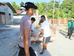 Percepatan Pembangunan RTLH, Anggota Satgas TMMD ke-129 Kodim 1505/Tidore Turunkan Material Semen