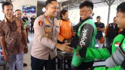 Bangun Sinergi, Kapolres Gresik Gelar Dialog Interaktif dan Bagi Bansos ke Driver Ojol