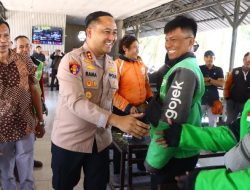 Bangun Sinergi, Kapolres Gresik Gelar Dialog Interaktif dan Bagi Bansos ke Driver Ojol