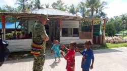 Hangatkan Kebersamaan, Dansatgas TMMD Ke-129 Kodim 1807/Sorong Selatan Berbagi Keceriaan Bersama Anak-Anak Kampung Sesor