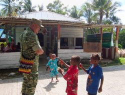 Hangatkan Kebersamaan, Dansatgas TMMD Ke-129 Kodim 1807/Sorong Selatan Berbagi Keceriaan Bersama Anak-Anak Kampung Sesor