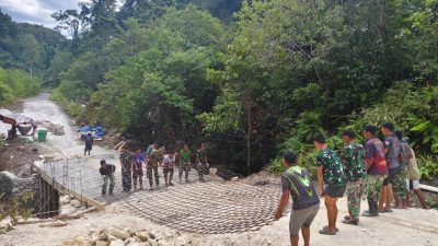 Rehab Jembatan Capai 75 Persen, Satgas TMMD Ke-129 Kodim 1807/Sorong Selatan Perkuat Akses dan Mobilitas Warga 6