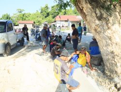Hangatnya Kebersamaan, Satgas TMMD ke-129 Kodim 1505/Tidore Makan Bersama Warga di Lokasi Pekerjaan