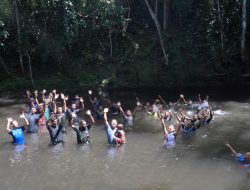 Kebersamaan Satgas TMMD Ke-129 dan Warga di Air Terjun Kampung Sesor, Wujud Kemanunggalan TNI dengan Rakyat yang Semakin Erat