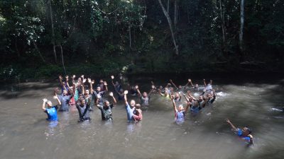 Kebersamaan Satgas TMMD Ke-129 dan Warga di Air Terjun Kampung Sesor, Wujud Kemanunggalan TNI dengan Rakyat yang Semakin Erat 6