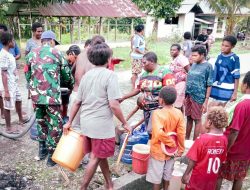 Koramil 1710-07/Mapurujaya Salurkan Bantuan Air Bersih untuk Warga Kampung Mwuare