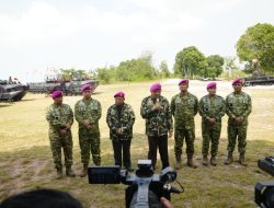 Wakil Panglima TNI dan Sejumlah Pejabat Negara Terima Warga Kehormatan dan Brevet Korps Marinir