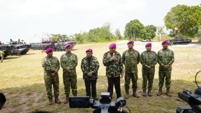 Wakil Panglima TNI dan Sejumlah Pejabat Negara Terima Warga Kehormatan dan Brevet Korps Marinir 5