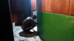 Pantang Menyerah hingga Malam, Satgas TMMD Ke-129 Kodim 1807/Sorsel Lembur Finishing Rumah Type 36 untuk Warga Kampung Sesor