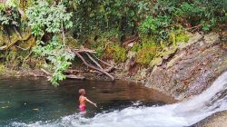 Keseruan Anak Anak Kp. Sesor menikmati Air Terjun, TMMD Ke-129 Buka Akses Wisata, Tangga Menuju Air Terjun Kini Lebih Nyaman Dilalui 2
