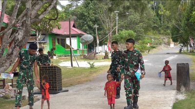 Senyum Anak-Anak Warnai Hasil Pembangunan Jalan Cor 250 Meter TMMD Ke-129 di Kampung Sesor 7