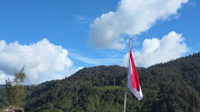 Menembus Keterisolasian Ugimba: Misi Pengabdian Koops TNI Habema Mengibarkan Merah Putih di Kaki Gunung Cartenz 7