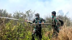 Cegah Kebakaran Meluas, Tanpa Kenal Lelah Satgas Karhutla Lanud Sjamsudin Noor Pantang Menyerah Kendalikan dan Sekat Titik Api
