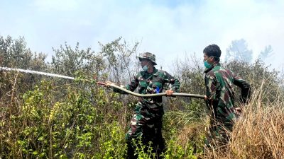Cegah Kebakaran Meluas, Tanpa Kenal Lelah Satgas Karhutla Lanud Sjamsudin Noor Pantang Menyerah Kendalikan dan Sekat Titik Api 6