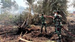 Padamkan Bara di Balik Gambut, Satgas Darat Lanud Sjamsudin Noor Jaga Permukiman Dari Ancaman Karhutla