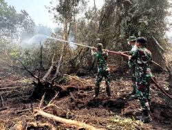 Padamkan Bara di Balik Gambut, Satgas Darat Lanud Sjamsudin Noor Jaga Permukiman Dari Ancaman Karhutla