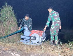 Tak Kenal Lelah dan Waktu, Satgas Irigasi Lanud Sjamsudin Noor Perkuat Penanganan Karhutla Hingga Dini Hari