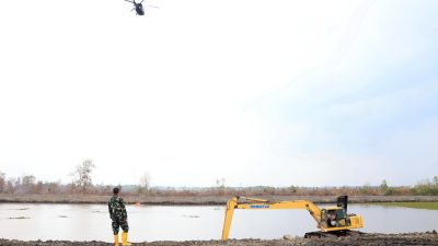 Pastikan Pasokan Air Tetap Siaga, Satgas Pam Irigasi Embung Jokowi Lanud Sjamsudin Noor Rawat Kesiapan Pompa Untuk Penanganan Karhutla 6
