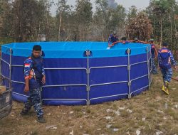 Asap Masih Mengepul, Satgas Darat Lanud Sjamsudin Noor Perkuat Pembasahan Lahan Gambut