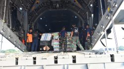 Hari Kedua Puluh Penanganan Gempa NTT, TNI Kirim 1.080,013 Ton Bantuan