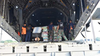 Hari Kedua Puluh Penanganan Gempa NTT, TNI Kirim 1.080,013 Ton Bantuan 7