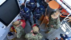 Latihan Pengenalan Alat Penyelamatan Kapal Perkuat Kemampuan TNI dan Unsur Maritim AS