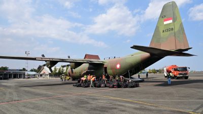 Hercules TNI AU Kembali Tiba di Lanud Sjamsudin Noor, Bawa Ratusan APD Bantuan Kemhan RI dan Masker Dari Puskes TNI AU Untuk Perkuat Penanganan Karhutla Kalsel 6