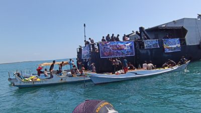 KRI Bawal-875 Salurkan Bantuan Kemanusiaan Bagi Korban Gempa NTT dan Flores 5