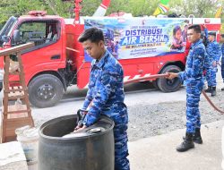 Setetes Kepedulian Ditengah Kemarau, Lanud Sjamsudin Noor Kembali Hadir Salurkan Air Bersih Untuk Warga