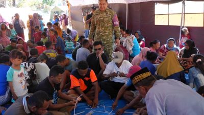 Puspsi TNI Bersama Kodim 1612/Manggarai dan Yonif TP 834/WM Berikan Trauma Healing kepada Penyintas Gempa 6