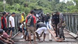 Sinergi TNI-Polri dan Masyarakat Perbaiki Jembatan Poros Lokpon-Dekai Sambut HUT ke-81 TNI