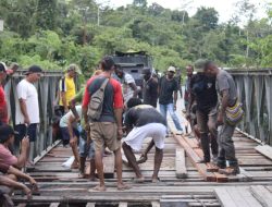 Sinergi TNI-Polri dan Masyarakat Perbaiki Jembatan Poros Lokpon-Dekai Sambut HUT ke-81 TNI