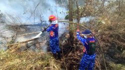 Siang Hingga Dini Hari, Satgas Karhutla Lanud Sjamsudin Noor Terus Bergerak, Terjang Padamkan Api di Lahan Gambut