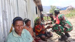 Babinsa 1714-01/Mulia Ulia Pererat Kemanunggalan TNI–Rakyat Melalui Anjangsana dan Bantuan Sembako di Kampung Kulon Enggame, Distrik Pagaleme