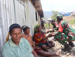 Babinsa 1714-01/Mulia Ulia Pererat Kemanunggalan TNI–Rakyat Melalui Anjangsana dan Bantuan Sembako di Kampung Kulon Enggame, Distrik Pagaleme