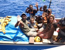 Aksi Kemanusiaan Di Laut Lepas, KRI WSH-991 Evakuasi 11 Warga Papua Nugini