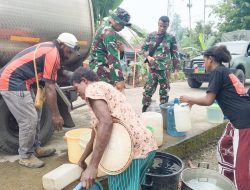 Distribusi Air Bersih kepada Warga, Koramil 1710-03/Kuala Kencana Bantu Penuhi Kebutuhan Masyarakat