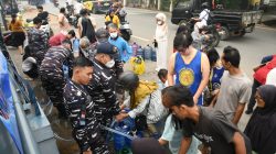 TNI Salurkan 368.000 Liter Air Bersih untuk Masyarakat Terdampak Karhutla di Kalbar