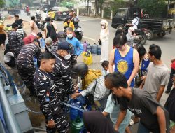 TNI Salurkan 368.000 Liter Air Bersih untuk Masyarakat Terdampak Karhutla di Kalbar