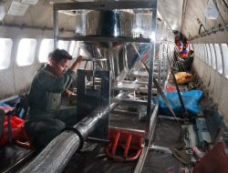 TNI Kerahkan Pesawat Udara Semai Lebih dari 10 Ton Bahan Untuk OMC Atasi Karhutla di Kalimantan