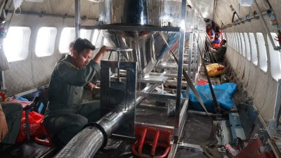 TNI Kerahkan Pesawat Udara Semai Lebih dari 10 Ton Bahan Untuk OMC Atasi Karhutla di Kalimantan 6