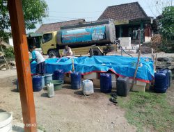 Peduli Kekeringan, BPBD Bojonegoro Droping Air Bersih untuk Warga Gamongan Tambakrejo RT 01 RW 02