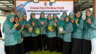 Atasi Persoalan Sampah dari Rumah, Kader PKK Bojonegoro Dilatih Olah Sampah di Ngasem 6