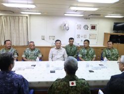 Wapang TNI Dampingi Menhan RI Anugerahkan Satyalancana Dharma Samudera kepada Personel JMSDF