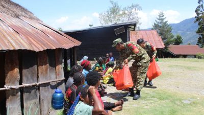 HUT Ke-81 TNI Tahun 2026, Kodim 1714/Puncak Jaya Berbagi Kasih Bersama Masyarakat Kampung Kulok Enggame 6