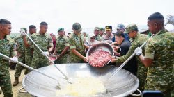 Wakil Panglima TNI Bagikan Sembako dan Tinjau Masak Kuali Merah Putih Bobon Santoso, Perkuat Kebersamaan TNI dan Rakyat