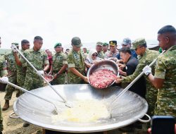 Wakil Panglima TNI Bagikan Sembako dan Tinjau Masak Kuali Merah Putih Bobon Santoso, Perkuat Kebersamaan TNI dan Rakyat